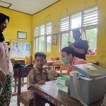 Polsek Cikeusal Monitoring Giat Vaksinasi Anak Umur 6 – 11 Tahun di SDN Mongpok