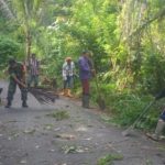 Gelar Karya Bakti, Babinsa Koramil 1302-17/Motoling Bersihkan Jalan yang Tertutup Rumput