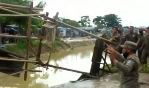 Bangunan Liar Sepanjang Bantaran Irigasi Cijeruk Kecamatan Kibin Dibongkar Tim Gabungan Satpol PP