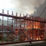 Gerak Cepat Praka Manoy Bersama Damkar dan Masyarakat Menjinakkan Amukan si Jago Merah