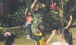 Babinsa Sertu Julkifly Berkunjung di SD Inpres Wulurtamaatus