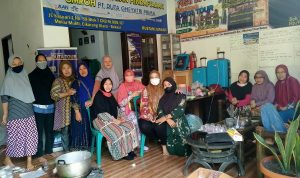 Emak-emak Warga Perumahan Kasuari RT 08 Adakan Kegiatan Jum’at Berkah di Masjid Nurul Islam