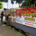 Anggota Koramil 05/Blj Bersihkan Kampung Pancasila