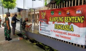 Anggota Koramil 05/Blj Bersihkan Kampung Pancasila