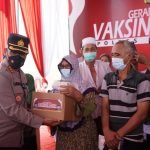 Kapolres Metro Bekasi Tinjau Vaksinasi Lansia di Kantor Desa Banjarsari Sukatani