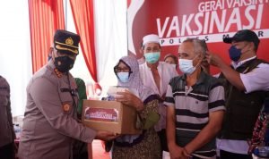 Kapolres Metro Bekasi Tinjau Vaksinasi Lansia di Kantor Desa Banjarsari Sukatani