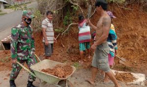 Babinsa 1302-12 Belang Bersama Warga Desa Moreah Laksanakan Karya Bakti