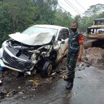 Babinsa Suyatno Koramil 1302-11 Ratahan Bantu Korban Tabrakan Beruntun