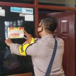 Datangi Rumah Warga Yang Sedang Isoman,  Anggota Polsek Petir Bagikan Sembako dan Pasang Stiker Himbauan