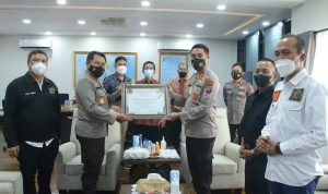 Kapolda Bersama Kabid Humas dan 2 Pamen Polda Terima Penghargaan PWI Sulut