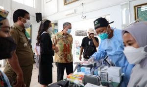 Benyamin Tinjau Vaksinasi Lansia di Kampung Dhuha Ar-Raudhah