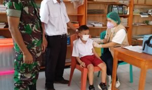 Babinsa Koramil 1302-16/Tumpaan Dampingi Siswa SD Advent Terima Vaksin