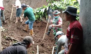 Babinsa Koramil 1302-17/Motoling Terjun Langsung di Lapangan Bantu Singkirkan Tanah Longsor