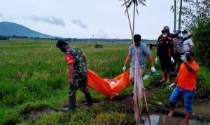 Babinsa Bantu Evakuasi Jenazah yang Ditemukan di Pemandian Air Panas Ranolewo