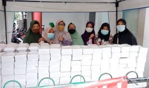 Jum’at Berkah, Warga RT 08 Bagi – bagi Nasi Kotak