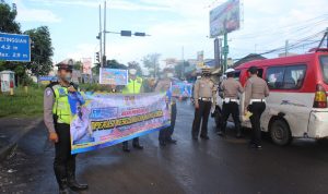Sosialisasi Jelang Ops Keselamatan Maung 2022, Satlantas Polres Serang Bentangkan Spanduk