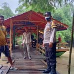 Antisipasi Banjir, Bhabinkamtibmas Polsek Cikande Cek Ketinggian Debit Air Sungai Cidurian
