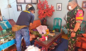 Pelda Jhony Runtuwene Bantu Evakuasi Jenazah Lansia yang Ditemukan Meninggal Dunia