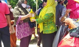Alhidayah DPP Partai Golkar Distribusikan Minyak Goreng Murah Pada Warga Bekasi