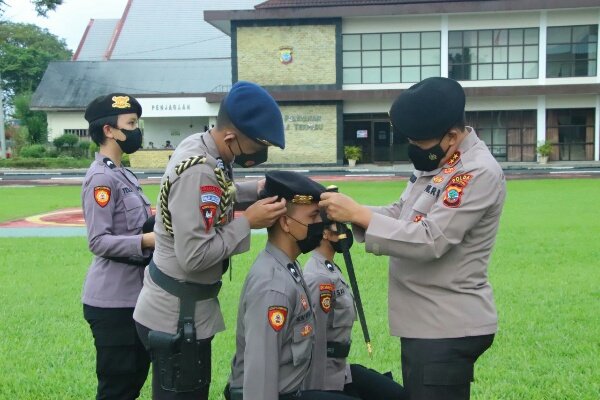 Kapolda Sulut Pimpin Tradisi Pembaretan Bintara Remaja Polri Lulusan Tahun 2021 1 IMG 20220305 WA0056