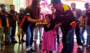 Santunan Anak Yatim, Emak Jurig Menyuapi Anak Yatim Makan Nasi Tumpeng di Acara Deklarasi Jurig Aspal