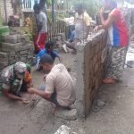Anggota Koramil 1512-02/Patani Bersama Warga Binaan Gotong royong Bangun Pagar Mesjid