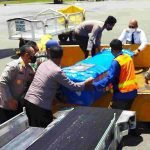 Lakukan Prosesi Penghormatan, 8 Korban Penembakan KKB Diserahkan ke Keluarga