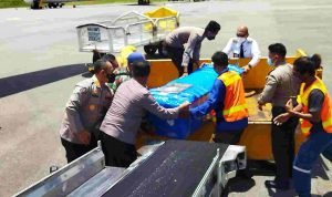 Lakukan Prosesi Penghormatan, 8 Korban Penembakan KKB Diserahkan ke Keluarga