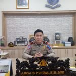 Kasat Lantas Polres Metro Bekasi Memberikan Himbauan Bagi Pengendara  Bermotor Agar Waspada