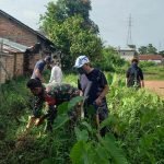 Antisipasi Banjir, Babinsa 418-01/Makrayu bersama Warga Gotong Royong Bersihkan Saluran Air