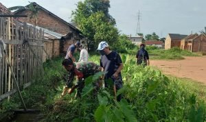 Antisipasi Banjir, Babinsa 418-01/Makrayu bersama Warga Gotong Royong Bersihkan Saluran Air