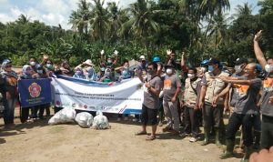 Peringatan Hari Bakti Rimbawan dan Presidensi G20 Indonesia, PLTGU Cilegon dan Masyarakat Bersihkan Pantai Salira