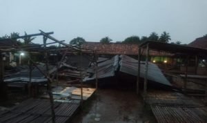 Hujan dan Angin Kencang di Way Kanan Robohkan Lose Pasar Gunung Kartun