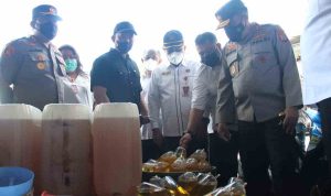 Kapolda Turun Langsung Pantau Ketersediaan Minyak Goreng di Pasar Karombasan dan Freshmart Bahu