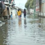Hujan Deras, Banjir Menerpa Rumah Warga Perumahan Binong Permai