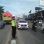 Polsek Ciruas Polres Serang Melaksanakan Pengaturan Lalin di Perempatan Lampu Merah Ciruas