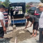 Cegah Lakalantas, Warga Toboh Sikumbang Goro Perbaiki Jalan Provinsi Sicincin-Pariaman