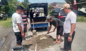 Cegah Lakalantas, Warga Toboh Sikumbang Goro Perbaiki Jalan Provinsi Sicincin-Pariaman