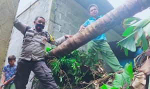 Bripka Binhur Muhede Bersama Warga Karejo Bersihkan Sisa Bencana di Lembeh