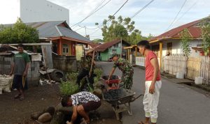Sertu Kusnadi Ajak Warga Bersihkan Saluran Air