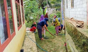 Pemdes bersama Tim PKK Dan Juga Masyarakat  Desa Cirompang Giat Laksanakan Jumat Bersih 