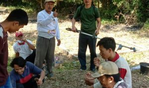 Jelang Ramadhan, Suba’i Tokoh Masyarakat Desa Junti Bersama Warga Bersih-bersih Area Makam