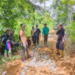 Masyarakat Desa Majasari Melaksanakan Gotong Royong Memperbaiki Jalan Usaha Tani 