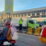 Polsek Ciruas Polres Serang Melaksanakan Pengaturan Lalin di Perempatan Lampu Merah Ciruas