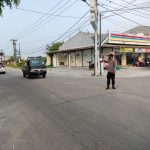 Polsek Carenang Polres Serang Melaksanakan Strong Point Sore Pengaturan Lalin di Simpang Tiga Pamanuk