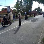 Polsek Tirtayasa Polres Serang Melaksanakan Strong Point Sore Pengaturan Lalin di Depan Mako Polsek Tirtayasa