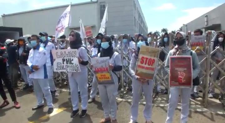Pabrik Perakit Mobil Terbesar PT Sokonindo di Demo Puluhan Karyawannya 1 IMG 20220404 WA0037 1
