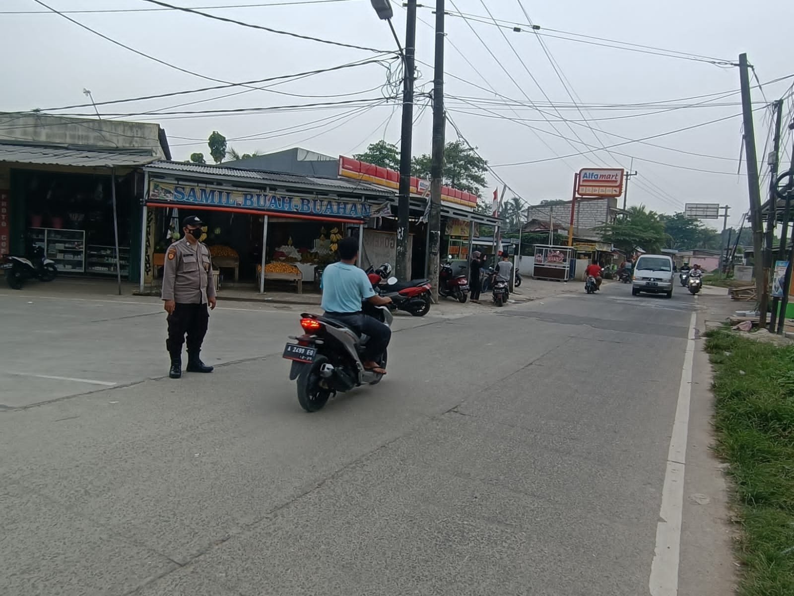 Polsek Pamarayan Polres Serang Melaksanakan Pengaturan Lalin di Simpang Tiga Pamarayan 1 IMG 20220413 WA0050