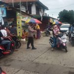 Polsek Carenang Polres Serang Melaksanakan Strong Pagi Pengaturan Lalin di Perempatan Pasar Sukajaya Desa Pamanuk