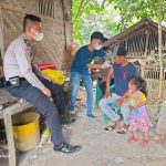 Polsek Carenang Polres Serang Monitoring Vaksin Door To Dor di Desa Renged